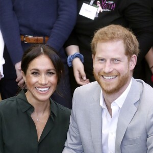 Le prince Harry, duc de Sussex, et Meghan Markle, duchesse de Sussex, rencontrent des membres du Joff, Peacehaven Youth Centre à PeaceHaven dans le Sussex le 3 octobre 2018.