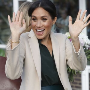 Le prince Harry, duc de Sussex, et Meghan Markle, duchesse de Sussex, rencontrent des membres du Joff, Peacehaven Youth Centre à PeaceHaven dans le Sussex le 3 octobre 2018. on