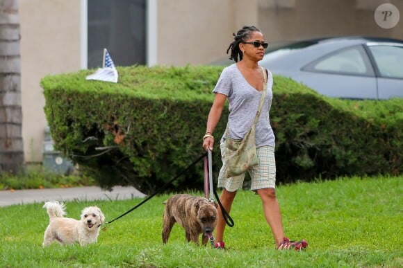 Exclusif  - Doria Ragland (mère de M.Markle, duchesse de Sussex) promène ses deux chiens dans son quartier à Los Angeles, Californie, Etats-Unis, le 21 août 2018.