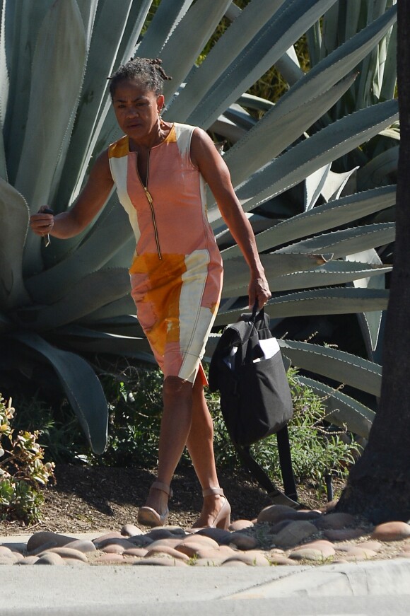 Exclusif - Doria Ragland a été aperçue à la sortie de son travail à Los Angeles. La mère de la Duchesse de Sussex porte une robe colorée, le 25 juillet 2018.