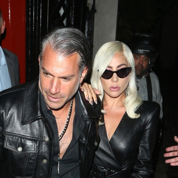 Lady Gaga, très légèrement vêtue, et son compagnon Christian Carino se rendent dans le pub "The Grenadier" à Londres, le 26 septembre 2018.