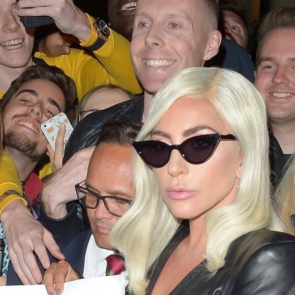 Lady Gaga, très légèrement vêtue, et son compagnon Christian Carino se rendent dans le pub "The Grenadier" à Londres, le 26 septembre 2018.