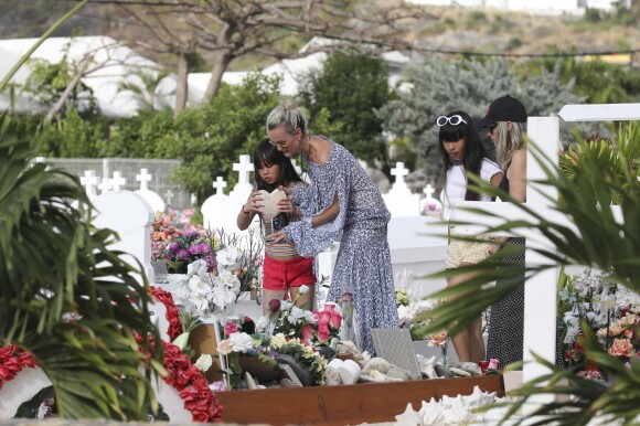 Laeticia Hallyday, ses filles Jade et Joy et Sylviane (la nounou) sont allées se recueillir sur la tombe de Johnny Hallyday au cimetière marin de Lorient à Saint-Barthélemy, le 16 avril 2018.