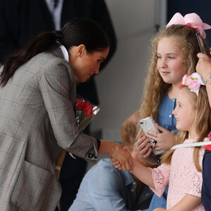 Le prince Harry, duc de Sussex et sa femme Meghan Markle, duchesse de Sussex (enceinte) visitent le "Royal Flying Doctor Service Visitor Education" à Dubbo en Australie lors de leur première tournée officielle, le 17 octobre 2018.