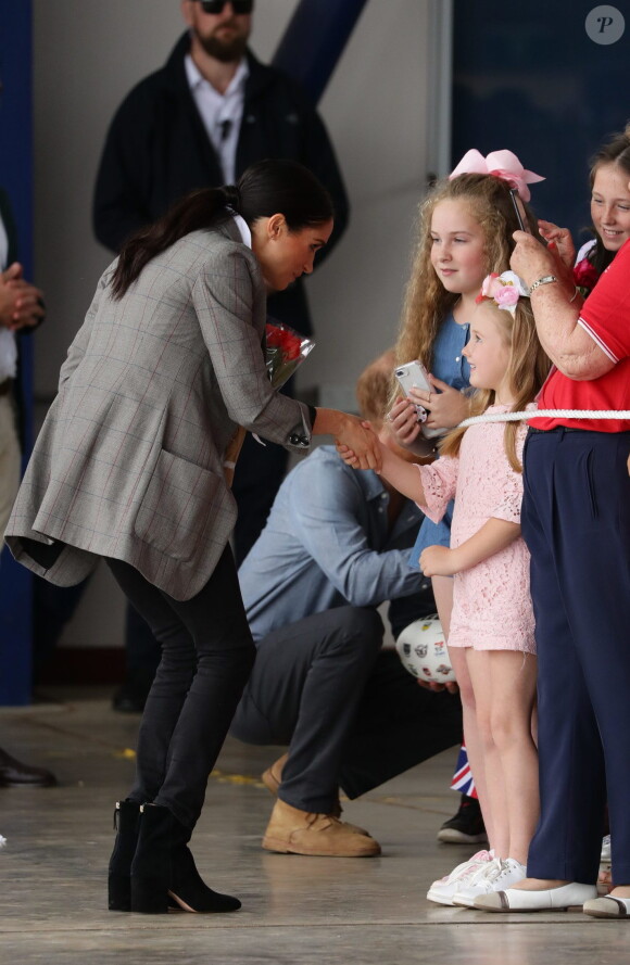 Le prince Harry, duc de Sussex et sa femme Meghan Markle, duchesse de Sussex (enceinte) visitent le "Royal Flying Doctor Service Visitor Education" à Dubbo en Australie lors de leur première tournée officielle, le 17 octobre 2018.