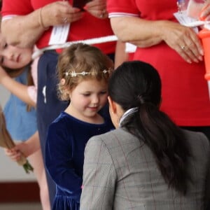 Le prince Harry, duc de Sussex et sa femme Meghan Markle, duchesse de Sussex (enceinte) visitent le "Royal Flying Doctor Service Visitor Education" à Dubbo en Australie lors de leur première tournée officielle, le 17 octobre 2018.