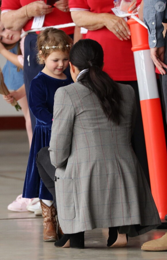 Le prince Harry, duc de Sussex et sa femme Meghan Markle, duchesse de Sussex (enceinte) visitent le "Royal Flying Doctor Service Visitor Education" à Dubbo en Australie lors de leur première tournée officielle, le 17 octobre 2018.