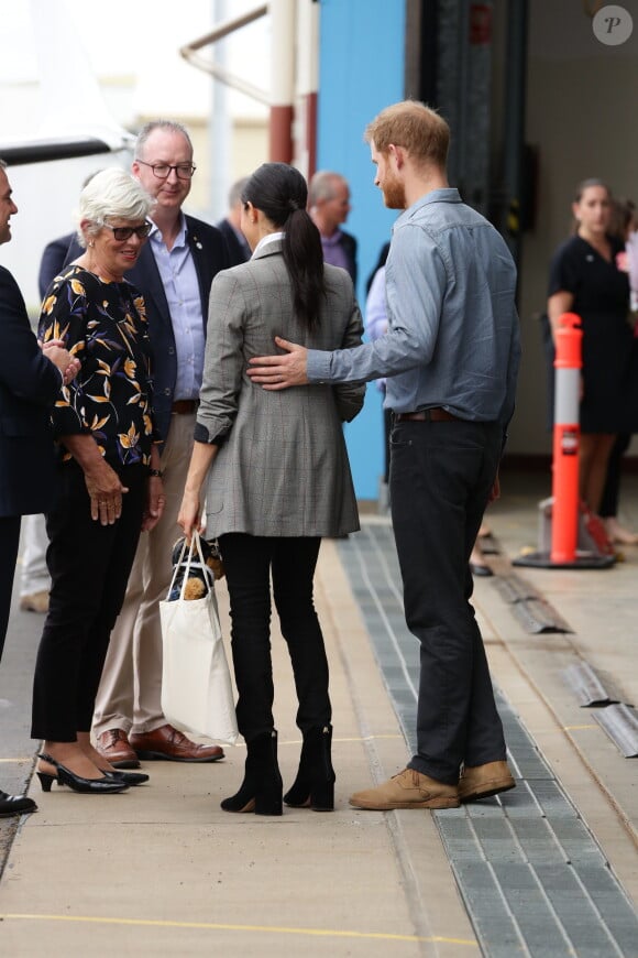 Le prince Harry, duc de Sussex et sa femme Meghan Markle, duchesse de Sussex (enceinte) visitent le "Royal Flying Doctor Service Visitor Education" à Dubbo en Australie lors de leur première tournée officielle, le 17 octobre 2018.