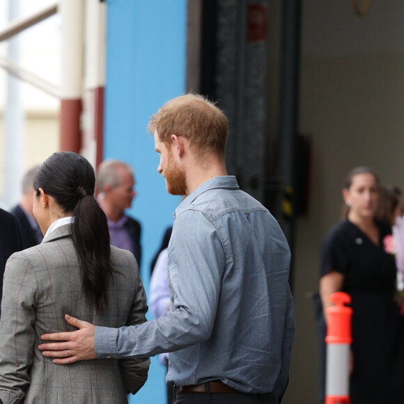 Le prince Harry, duc de Sussex et sa femme Meghan Markle, duchesse de Sussex (enceinte) visitent le "Royal Flying Doctor Service Visitor Education" à Dubbo en Australie lors de leur première tournée officielle, le 17 octobre 2018.