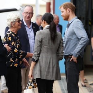 Le prince Harry, duc de Sussex et sa femme Meghan Markle, duchesse de Sussex (enceinte) visitent le "Royal Flying Doctor Service Visitor Education" à Dubbo en Australie lors de leur première tournée officielle, le 17 octobre 2018.