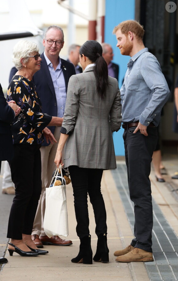 Le prince Harry, duc de Sussex et sa femme Meghan Markle, duchesse de Sussex (enceinte) visitent le "Royal Flying Doctor Service Visitor Education" à Dubbo en Australie lors de leur première tournée officielle, le 17 octobre 2018.