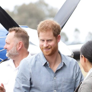 Le prince Harry, duc de Sussex et sa femme Meghan Markle, duchesse de Sussex (enceinte) visitent le "Royal Flying Doctor Service Visitor Education" à Dubbo en Australie lors de leur première tournée officielle, le 17 octobre 2018.