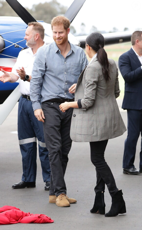 Le prince Harry, duc de Sussex et sa femme Meghan Markle, duchesse de Sussex (enceinte) visitent le "Royal Flying Doctor Service Visitor Education" à Dubbo en Australie lors de leur première tournée officielle, le 17 octobre 2018.