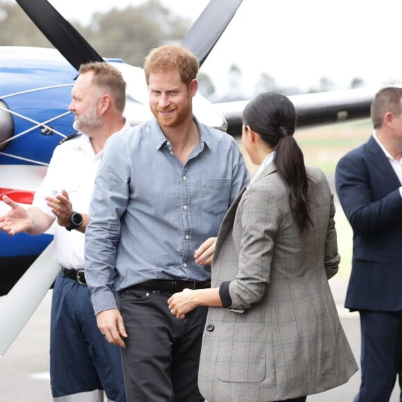 Le prince Harry, duc de Sussex et sa femme Meghan Markle, duchesse de Sussex (enceinte) visitent le "Royal Flying Doctor Service Visitor Education" à Dubbo en Australie lors de leur première tournée officielle, le 17 octobre 2018.