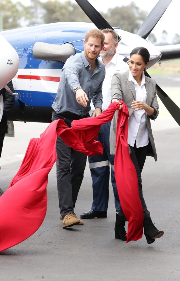 Le prince Harry, duc de Sussex et sa femme Meghan Markle, duchesse de Sussex (enceinte) visitent le "Royal Flying Doctor Service Visitor Education" à Dubbo en Australie lors de leur première tournée officielle, le 17 octobre 2018.