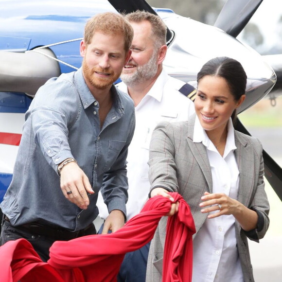 Le prince Harry, duc de Sussex et sa femme Meghan Markle, duchesse de Sussex (enceinte) visitent le "Royal Flying Doctor Service Visitor Education" à Dubbo en Australie lors de leur première tournée officielle, le 17 octobre 2018.