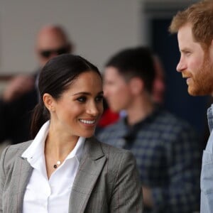 Le prince Harry, duc de Sussex et sa femme Meghan Markle, duchesse de Sussex (enceinte) visitent le "Royal Flying Doctor Service Visitor Education" à Dubbo en Australie lors de leur première tournée officielle, le 17 octobre 2018.