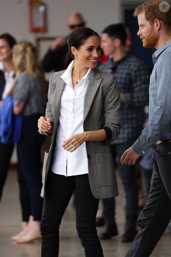 Le prince Harry, duc de Sussex et sa femme Meghan Markle, duchesse de Sussex (enceinte) visitent le "Royal Flying Doctor Service Visitor Education" à Dubbo en Australie lors de leur première tournée officielle, le 17 octobre 2018.