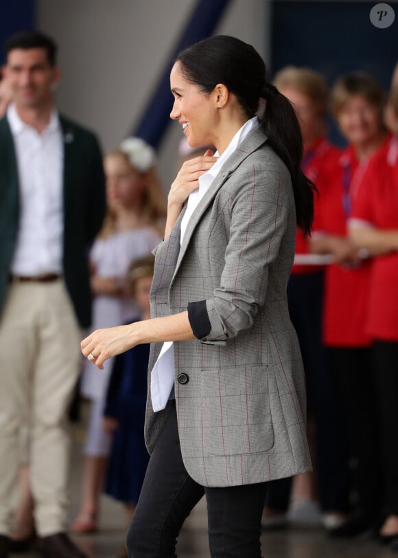 Le prince Harry, duc de Sussex et sa femme Meghan Markle, duchesse de Sussex (enceinte) visitent le "Royal Flying Doctor Service Visitor Education" à Dubbo en Australie lors de leur première tournée officielle, le 17 octobre 2018.