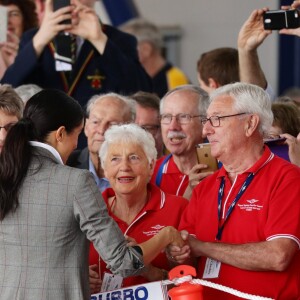 Le prince Harry, duc de Sussex et sa femme Meghan Markle, duchesse de Sussex (enceinte) visitent le "Royal Flying Doctor Service Visitor Education" à Dubbo en Australie lors de leur première tournée officielle, le 17 octobre 2018.