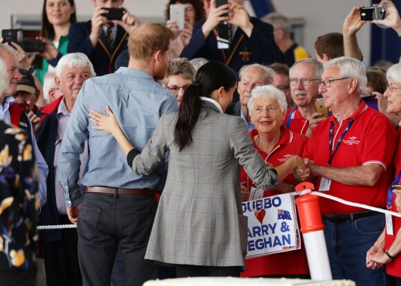Le prince Harry, duc de Sussex et sa femme Meghan Markle, duchesse de Sussex (enceinte) visitent le "Royal Flying Doctor Service Visitor Education" à Dubbo en Australie lors de leur première tournée officielle, le 17 octobre 2018.