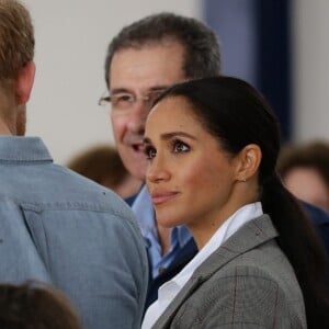 Le prince Harry, duc de Sussex et sa femme Meghan Markle, duchesse de Sussex (enceinte) visitent le "Royal Flying Doctor Service Visitor Education" à Dubbo en Australie lors de leur première tournée officielle, le 17 octobre 2018.