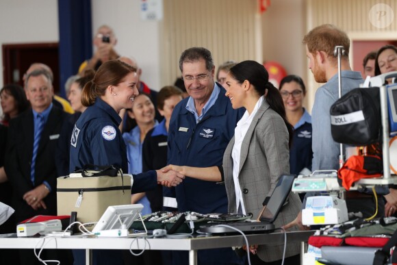 Le prince Harry, duc de Sussex et sa femme Meghan Markle, duchesse de Sussex (enceinte) visitent le "Royal Flying Doctor Service Visitor Education" à Dubbo en Australie lors de leur première tournée officielle, le 17 octobre 2018.