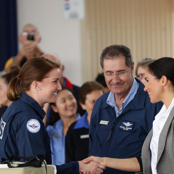 Le prince Harry, duc de Sussex et sa femme Meghan Markle, duchesse de Sussex (enceinte) visitent le "Royal Flying Doctor Service Visitor Education" à Dubbo en Australie lors de leur première tournée officielle, le 17 octobre 2018.