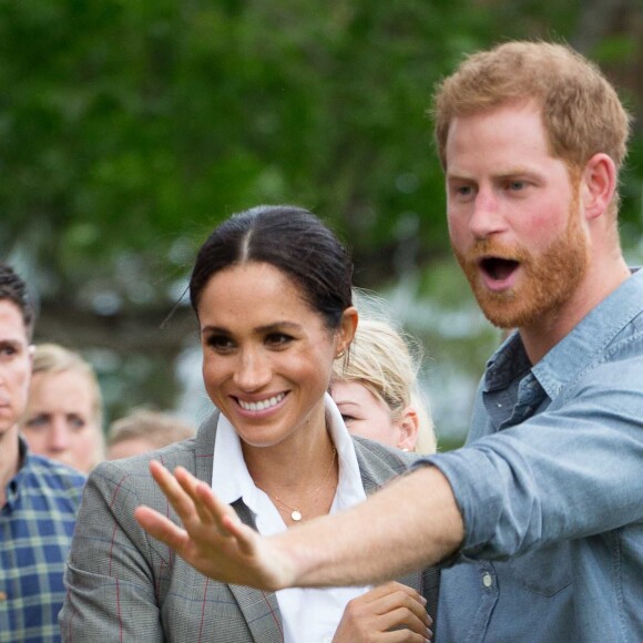 Le prince Harry, duc de Sussex et sa femme Meghan Markle, duchesse de Sussex (enceinte) sont accueillis par des élèves australiens à leur arrivée à Dubbo en Australie dans le cadre de leur première tournée officielle, le 17 octobre 2018.