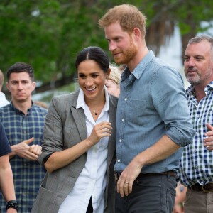 Le prince Harry, duc de Sussex et sa femme Meghan Markle, duchesse de Sussex (enceinte) sont accueillis par des élèves australiens à leur arrivée à Dubbo en Australie dans le cadre de leur première tournée officielle, le 17 octobre 2018.