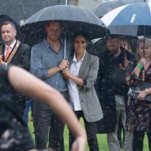 Le prince Harry, duc de Sussex a prononcé un discours aux côtés de sa femme Meghan Markle, duchesse de Sussex (enceinte) sous la pluie au parc Victoria Park de la ville de Dubbo en Australie dans le cadre de leur première tournée officielle, le 17 octobre 2018.