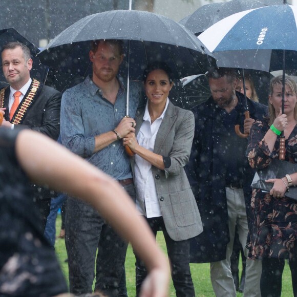 Le prince Harry, duc de Sussex a prononcé un discours aux côtés de sa femme Meghan Markle, duchesse de Sussex (enceinte) sous la pluie au parc Victoria Park de la ville de Dubbo en Australie dans le cadre de leur première tournée officielle, le 17 octobre 2018.