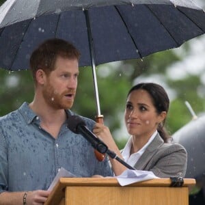 Le prince Harry, duc de Sussex a prononcé un discours aux côtés de sa femme Meghan Markle, duchesse de Sussex (enceinte) sous la pluie au parc Victoria Park de la ville de Dubbo en Australie dans le cadre de leur première tournée officielle, le 17 octobre 2018.