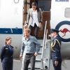 Le prince Harry, duc de Sussex, et Meghan Markle (enceinte), duchesse de Sussex, à leur arrivée à l'aéroport de Dubbo, à l'occasion de leur voyage officiel en Australie. Le 17 octobre 2018.