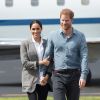 Le prince Harry, duc de Sussex, et Meghan Markle (enceinte), duchesse de Sussex, à leur arrivée à l'aéroport de Dubbo, à l'occasion de leur voyage officiel en Australie. Le 17 octobre 2018.