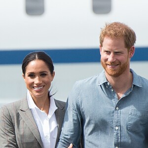 Le prince Harry, duc de Sussex, et Meghan Markle (enceinte), duchesse de Sussex, à leur arrivée à l'aéroport de Dubbo, à l'occasion de leur voyage officiel en Australie. Le 17 octobre 2018.