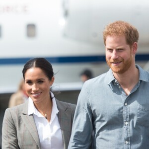 Le prince Harry, duc de Sussex, et Meghan Markle (enceinte), duchesse de Sussex, à leur arrivée à l'aéroport de Dubbo, à l'occasion de leur voyage officiel en Australie. Le 17 octobre 2018.