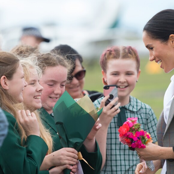 Le prince Harry, duc de Sussex, et Meghan Markle (enceinte), duchesse de Sussex, à leur arrivée à l'aéroport de Dubbo, à l'occasion de leur voyage officiel en Australie. Le 17 octobre 2018.