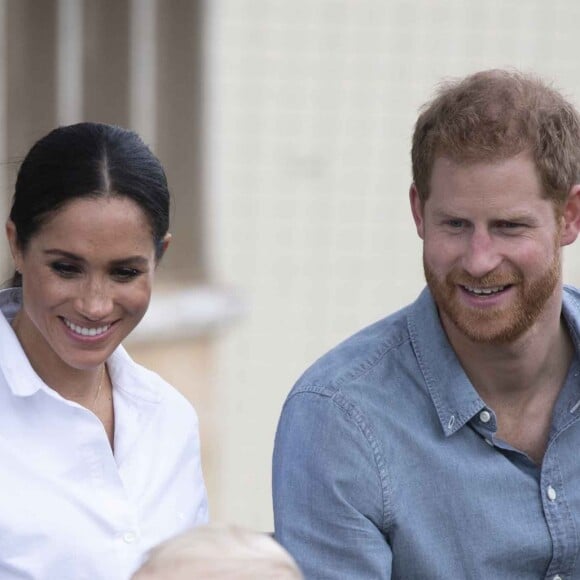 Meghan Markle et le prince Harry lors de leur visite de ferme Moutain view à Dubbo, en Australie, le 17 octobre 2018.