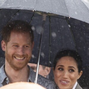 Meghan Markle et le prince Harry lors de leur visite de ferme Moutain view à Dubbo, en Australie, le 17 octobre 2018.