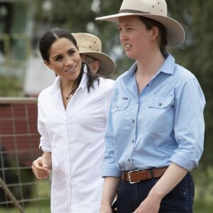 Meghan Markle et le prince Harry lors de leur visite de ferme Moutain view à Dubbo, en Australie, le 17 octobre 2018.