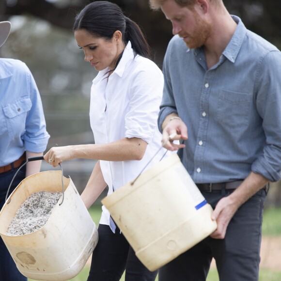 Meghan Markle et le prince Harry lors de leur visite de ferme Moutain view à Dubbo, en Australie, le 17 octobre 2018.