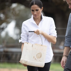 Meghan Markle et le prince Harry lors de leur visite de ferme Moutain view à Dubbo, en Australie, le 17 octobre 2018.