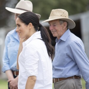 Meghan Markle et le prince Harry lors de leur visite de ferme Moutain view à Dubbo, en Australie, le 17 octobre 2018.