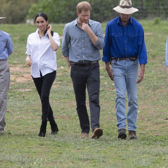 Meghan Markle et le prince Harry lors de leur visite de ferme Moutain view à Dubbo, en Australie, le 17 octobre 2018.