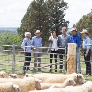 Meghan Markle et le prince Harry lors de leur visite de ferme Moutain view à Dubbo, en Australie, le 17 octobre 2018.