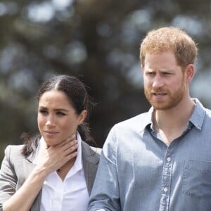 Meghan Markle et le prince Harry lors de leur visite de ferme Moutain view à Dubbo, en Australie, le 17 octobre 2018.