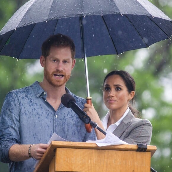 Le prince Harry, duc de Sussex et sa femme Meghan Markle, duchesse de Sussex (enceinte) sont accueillis par des élèves australiens à leur arrivée à Dubbo en Australie dans le cadre de leur première tournée officielle, le 17 octobre 2018.