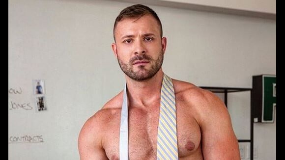 Austin Wolf : L'acteur X s'envoie en l'air en vol, le steward se fait prendre...