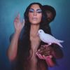 Kim Kardashian annonce la sortie de la gamme Flashing Lights de KKW BEAUTY. Photo par David Lachapelle.